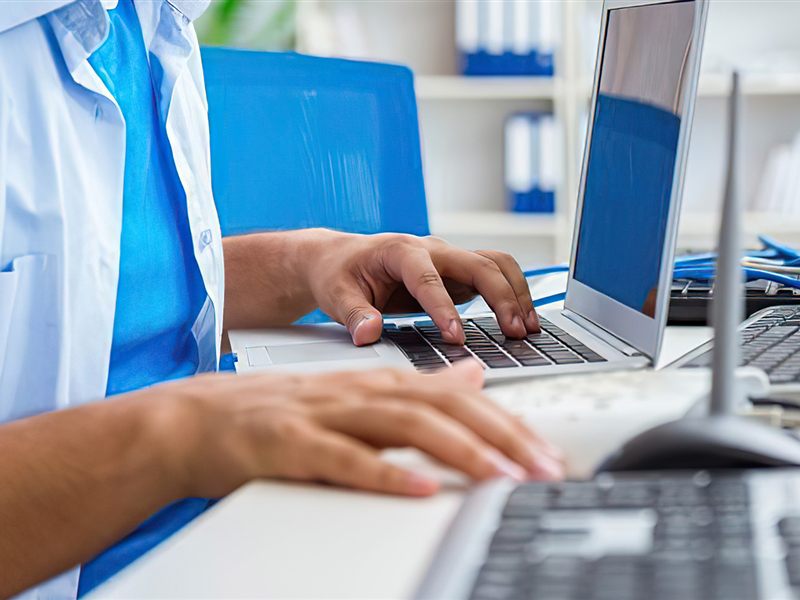 Arbeitsplätze mit PCs und Notebooks